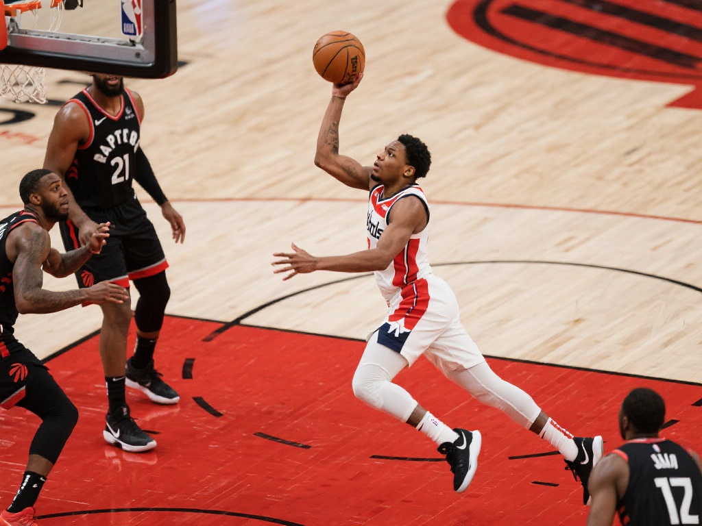 东契奇强势军训中锋 失衡抛投完成精彩2+1 在一次关键回合中,他先通过一个快速突破吸